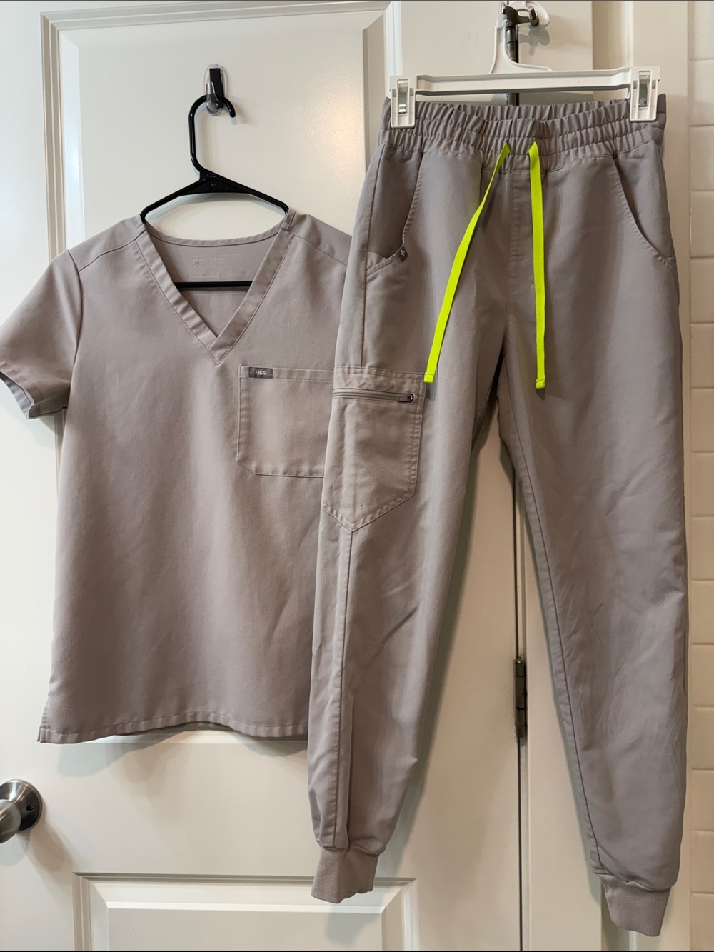 Gray figs Scrub set